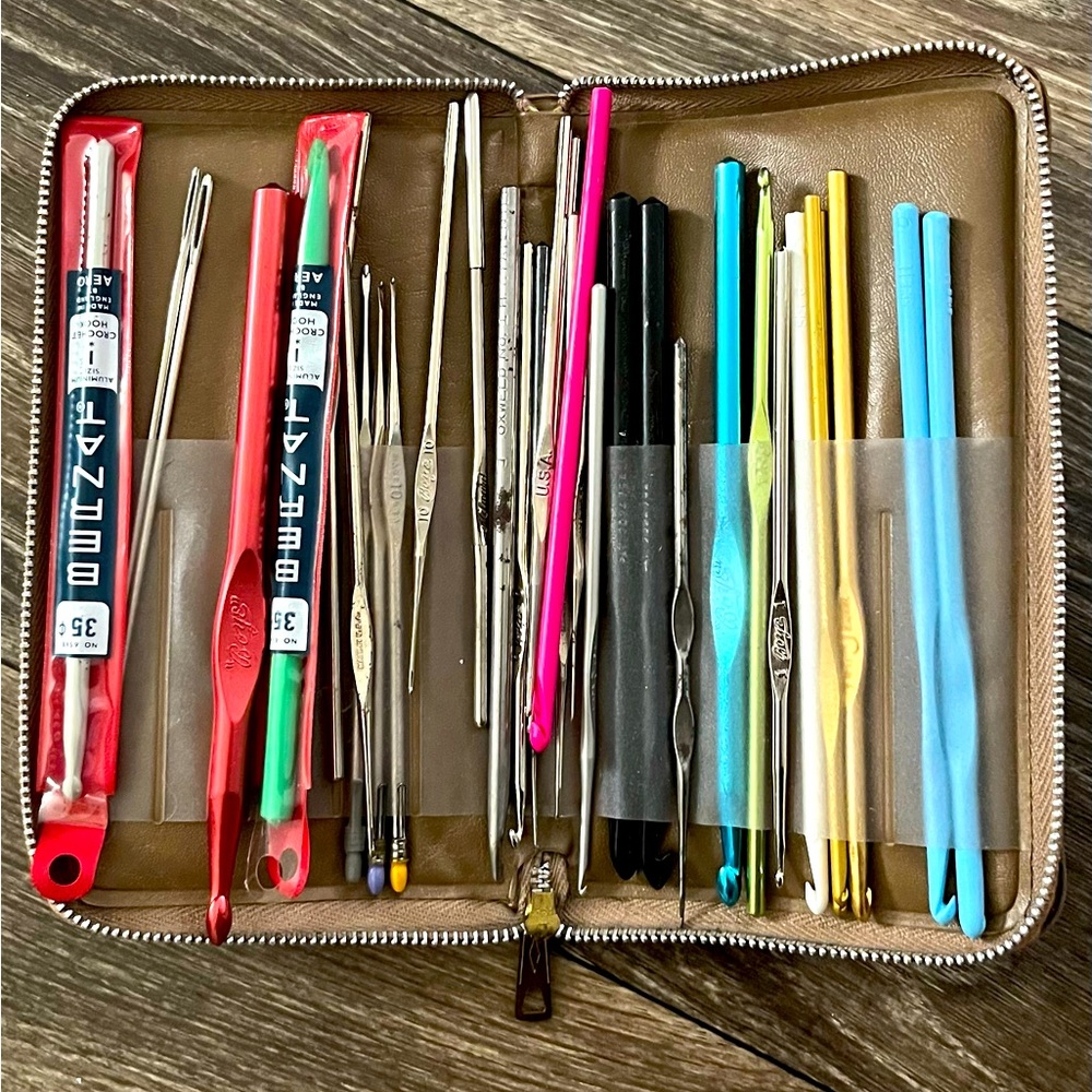 Lot of 32 Vintage Crochet Hooks
